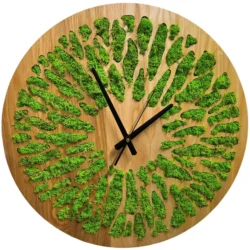 Moss-Clock-1_result Okrúhle drevené hodiny s čiernymi ručičkami a výplňou zo stabilizovaného lišajníka.