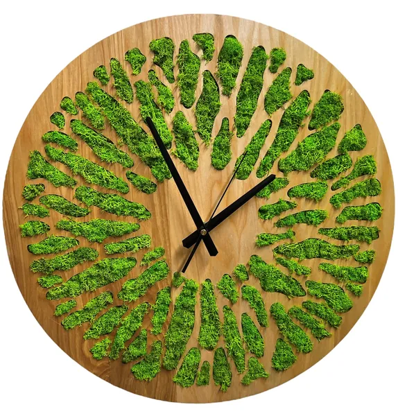 Moss-Clock-1_result Okrúhle drevené hodiny s čiernymi ručičkami a výplňou zo stabilizovaného lišajníka.
