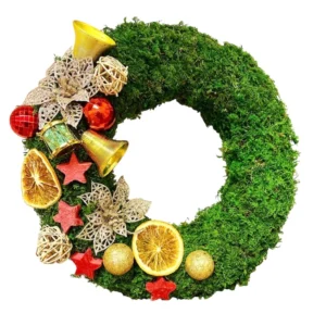 Mooskranz mit weihnachtlicher Dekoration wie Glocken, Sternen und getrockneten Früchten