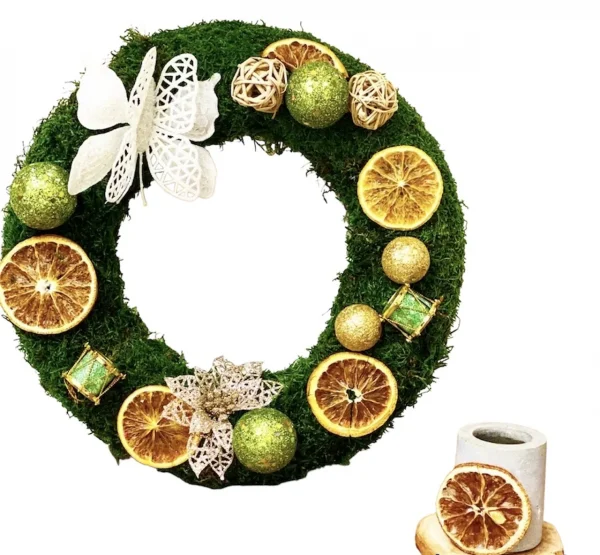 Dekoratívny machový vianočný veniec s ozdobami a sušeným ovocím