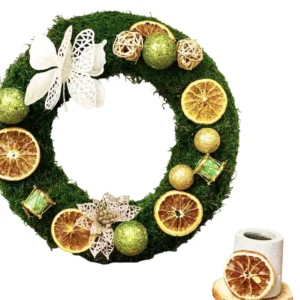 Runder Mooskranz als Weihnachtsdekoration, verziert mit getrockneten Fruchtscheiben und festlichen Dekoelementen.