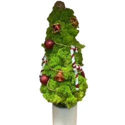 Dekorativer Weihnachtsbaum aus Islandmoos mit Ornamenten in einer Vase