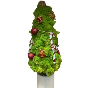 Dekorativer Weihnachtsbaum aus Islandmoos mit Ornamenten in einer Vase