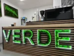 Drevené logo s machom