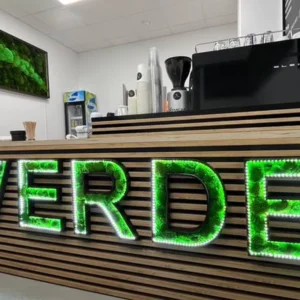 Drevené logo s machom