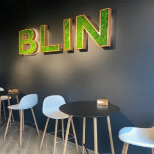 Drevené písmená s LED osvetlením a pravým machom