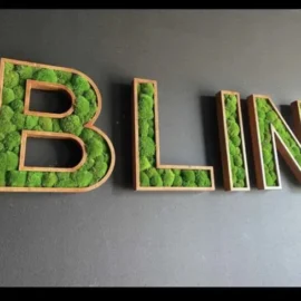 Drevené písmená s LED osvetlením a pravým machom