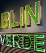 Drevené písmená s LED osvetlením a pravým machom