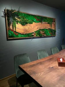 Machový obraz s drevom – Orechová lesná krajina