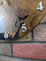 Dizajnové nástenné hodiny Dub s čiernou epoxidovou živicou a perleťou