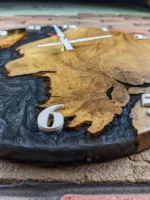 Dizajnové nástenné hodiny Dub s čiernou epoxidovou živicou a perleťou