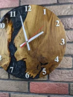 Dizajnové nástenné hodiny Dub s čiernou epoxidovou živicou a perleťou