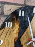 Dizajnové nástenné hodiny Dub s čiernou epoxidovou živicou a perleťou