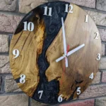 Dizajnové nástenné hodiny Dub s čiernou epoxidovou živicou a perleťou