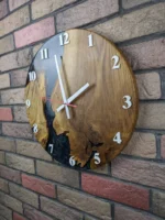 Dizajnové nástenné hodiny Dub s čiernou epoxidovou živicou a perleťou