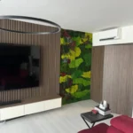 Modernes Wohnzimmer mit integrierter Mooswand in verschiedenen Farben