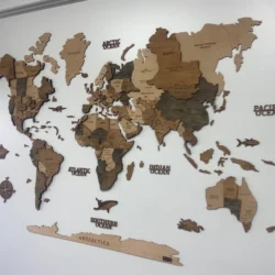 3D mapa sveta z dreva v rôznych prírodných odtieňoch na bielej stene s popismi oceánov (150-200 cm).