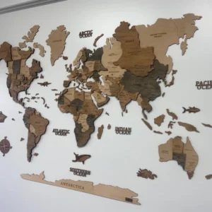 3D mapa sveta z dreva v rôznych prírodných odtieňoch na bielej stene s popismi oceánov (150-200 cm).
