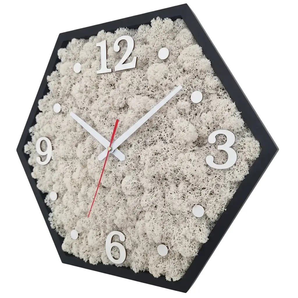 Hexagon-Wanduhr-aus-Holz-und-Islandmoos-black-white_result Hexagónové nástenné hodiny s čiernym rámom, bielym islandským machom a striebornými číslicami
