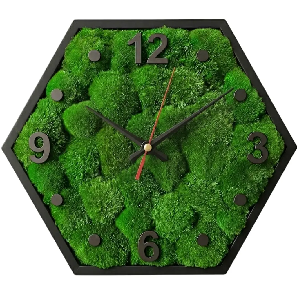 Hexagon-Wanduhr-aus-Holz-und-Kugelmoos_result Hexagonálne nástenné hodiny s čiernym rámom, guľatým machom a čiernymi číslicami